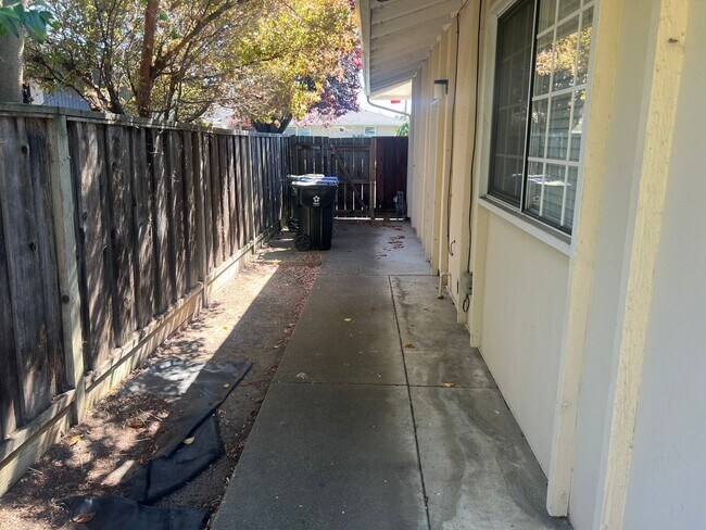 Building Photo - Spacious 4 bed 2 bath home in Fremont. Exc...