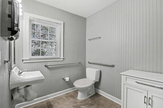 Building Photo - Great Emory Area Rental