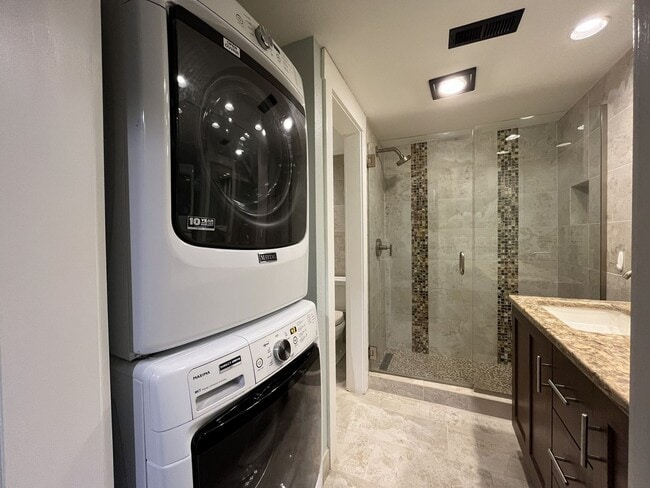 Building Photo - Ground Floor End Unit on Jantzen Beach with River Views & Flexible Living Space