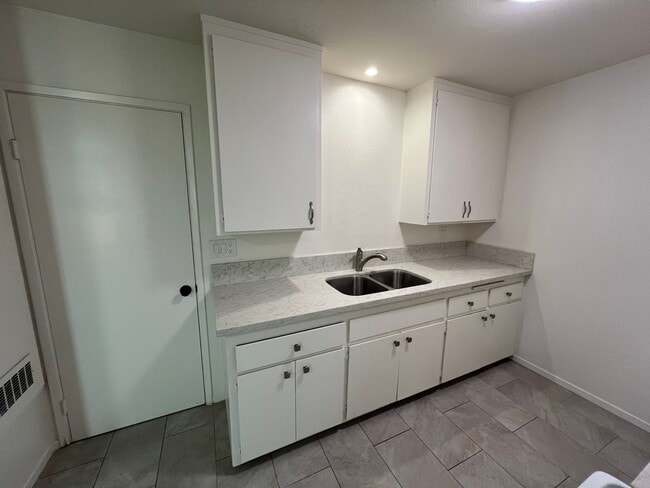 Building Photo - 11170 Poplar St