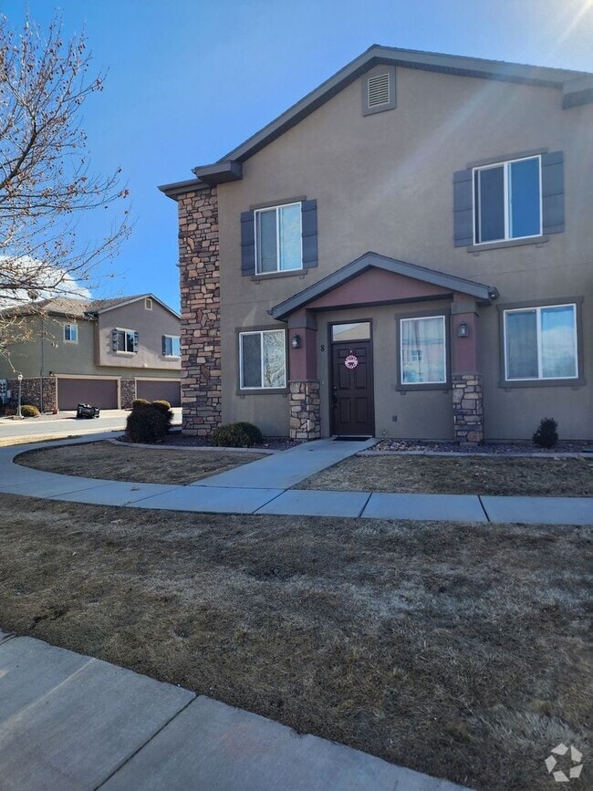 Building Photo - Charming Townhome
