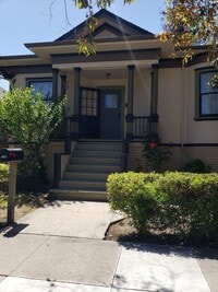 Building Photo - Beautiful 3 Bedroom 2 Bath Home in Heart o...