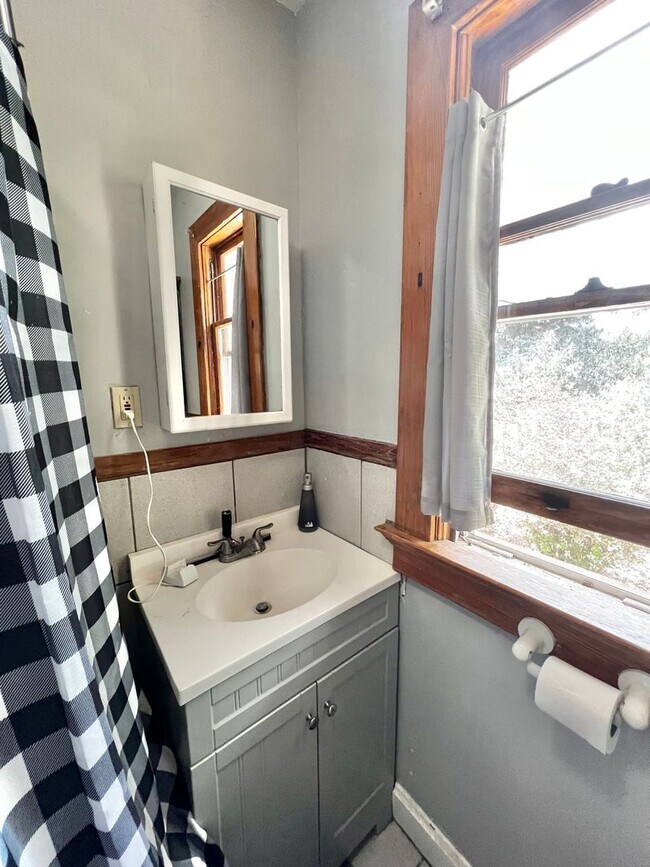 Building Photo - The Remington (BR-LN-KB)