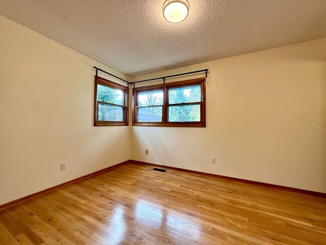 Building Photo - Cozy-Chic in Parkrose ~ Large Fenced Yard with Attached Garage & A/C~ Pets Welcome