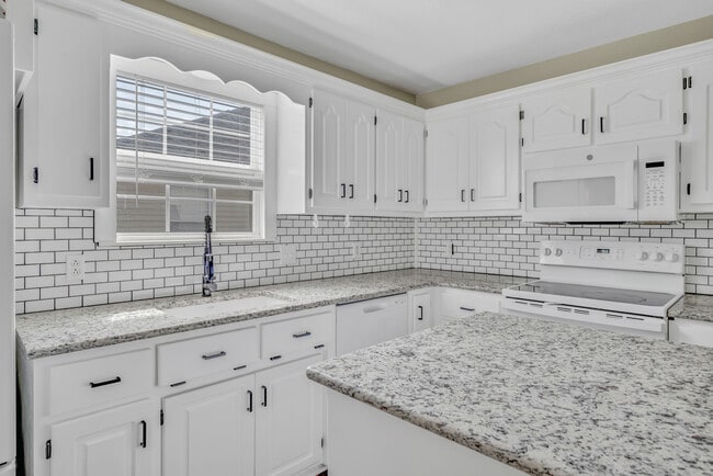 Building Photo - 1427 Logan Dr