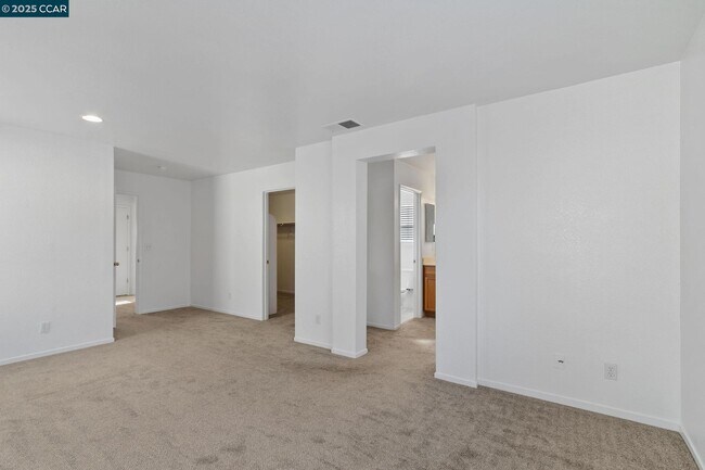 Building Photo - 3200 Puffin Cir