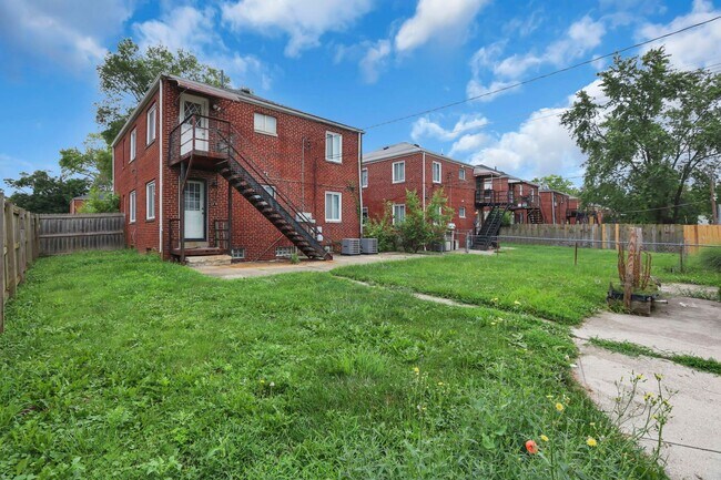 Building Photo - 404 S Chase Ave