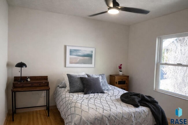 Building Photo - 920 S Summit Ave