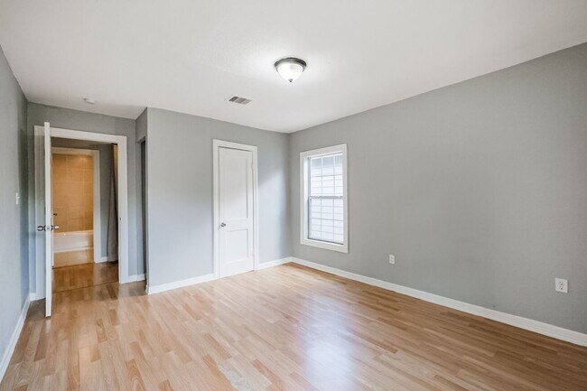 Building Photo - Charming Front Unit