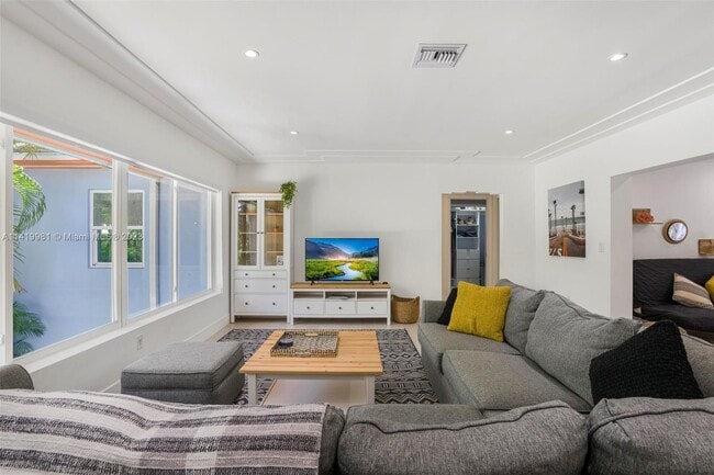 Building Photo - 890 NE 90th St