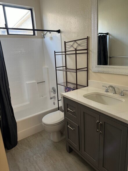 2nd bathroom - 10824 Palms Blvd