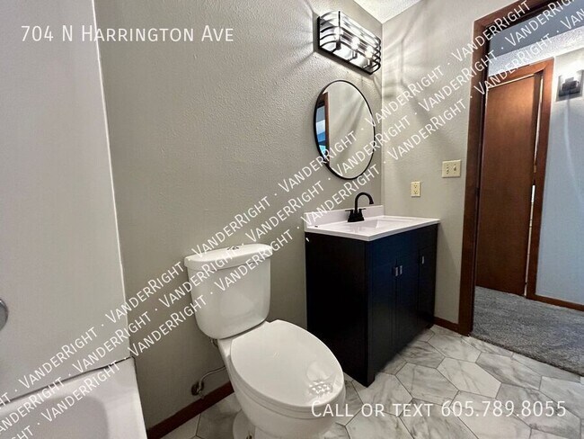 Building Photo - 704 N Harrington Ave