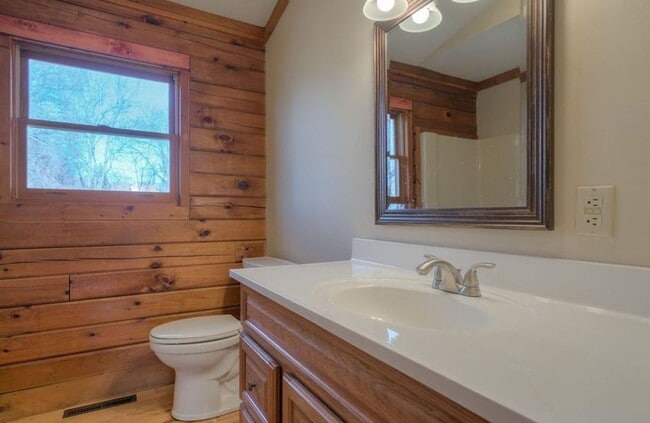 Building Photo - 550 Colhoun| Move In Ready!