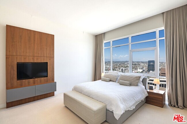 Building Photo - 3785 Wilshire Blvd