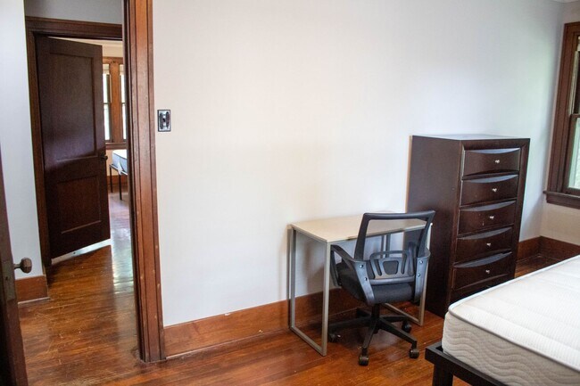 Building Photo - AVAILABLE FOR AUGUST 2026!  Large house ne...