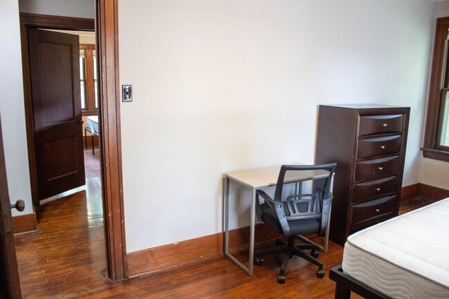 Building Photo - AVAILABLE FOR AUGUST 2026!  Large house near KRANNERT!