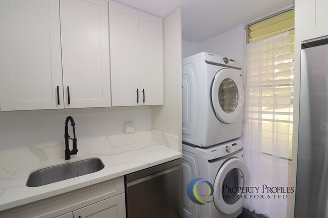 Building Photo - Ground Floor 1 bedroom 1 bath with 2 lanai...
