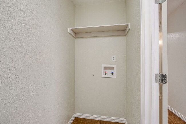 Building Photo - Updated Duplex in Weatherford with large y...