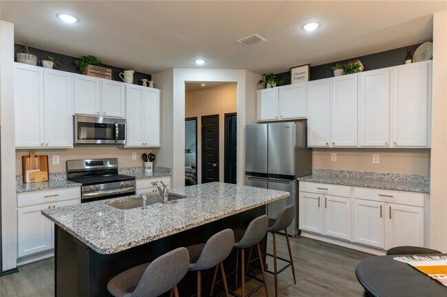 Building Photo - 648 Jennifer Wy