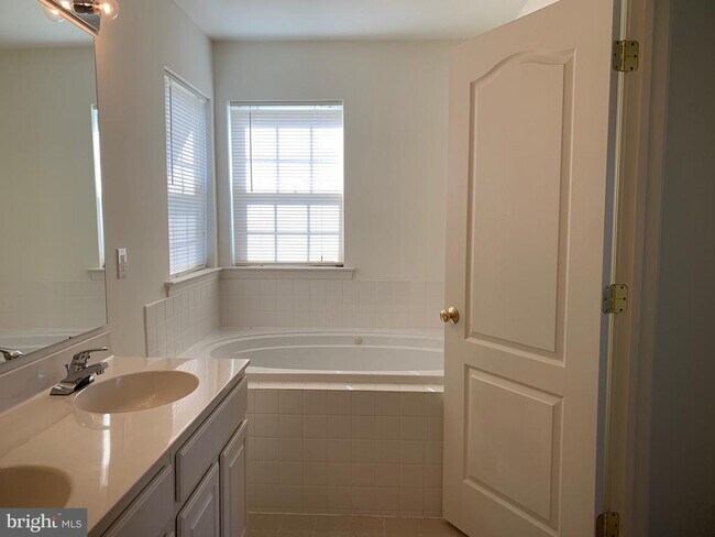 Building Photo - 187 Wynnefield Rd