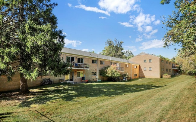 Building Photo - Bright Top-Floor 2BR Condo with Balcony in Parkside Community