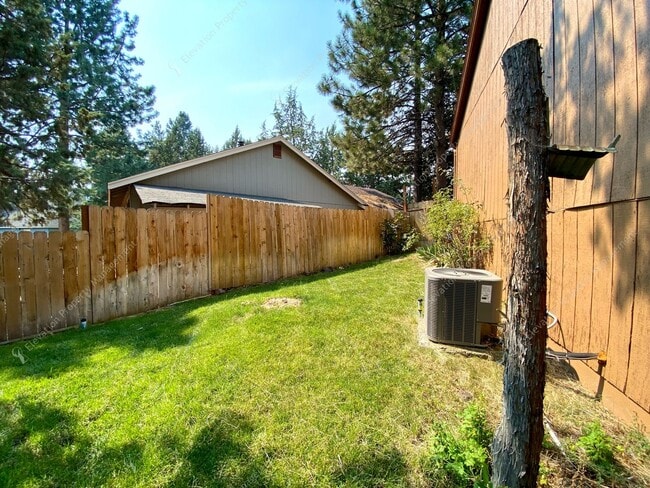 Building Photo - A Rare Find: Expansive NE Bend Home with E...