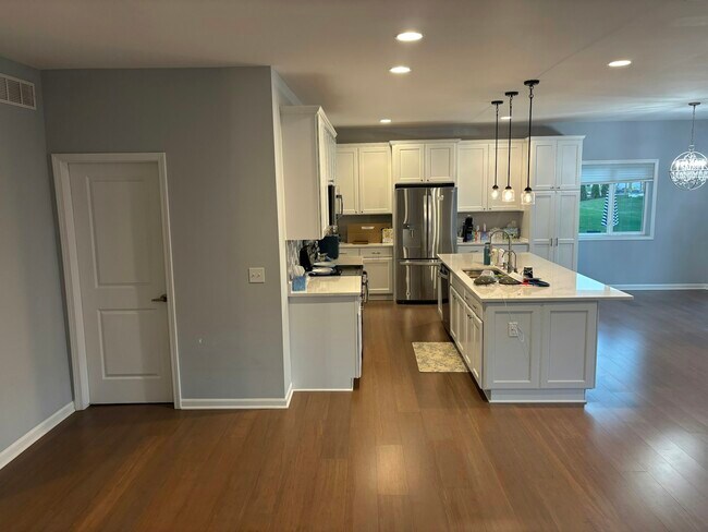 Building Photo - 2142 Hidden Ridge Dr