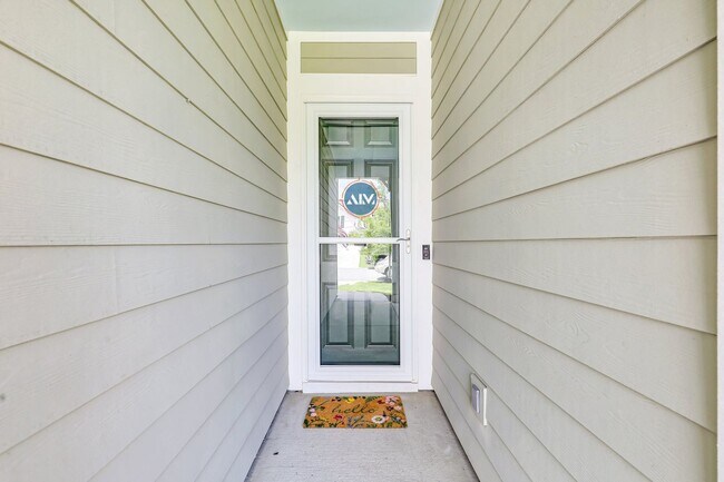 Building Photo - Luxury Living in Hampton Lake