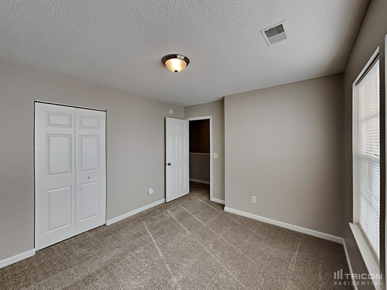 Building Photo - 204 Fox Grove Cir
