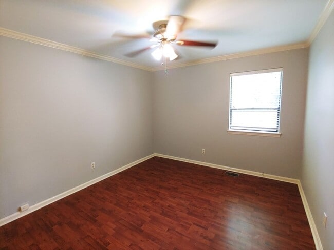Building Photo - 5 Hickory Ln