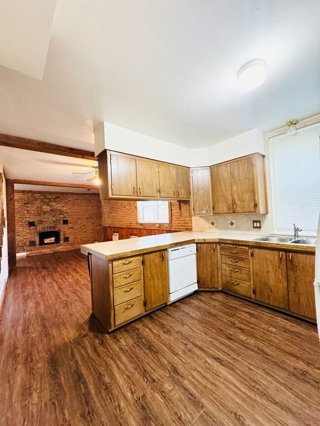 Building Photo - Beautiful 3 Bed 1.5 Bath Townhome in a Ren...
