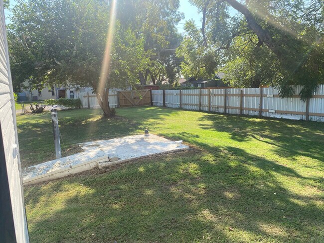 Building Photo - 309 N Louisa Ave