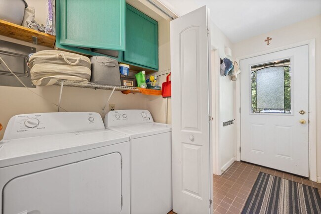 Building Photo - Charming 3br 2ba Saltbox Home in Peaceful,...