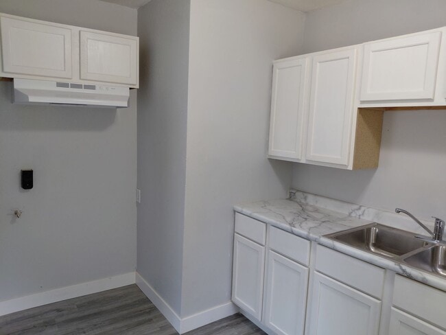Building Photo - 2 bedroom 1 bath house