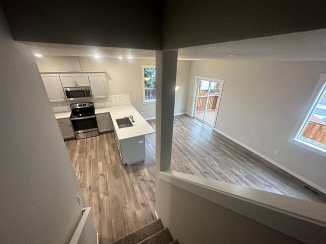 Building Photo - Newer low maintenance duplex in highly desired Camas area w/ great schools!