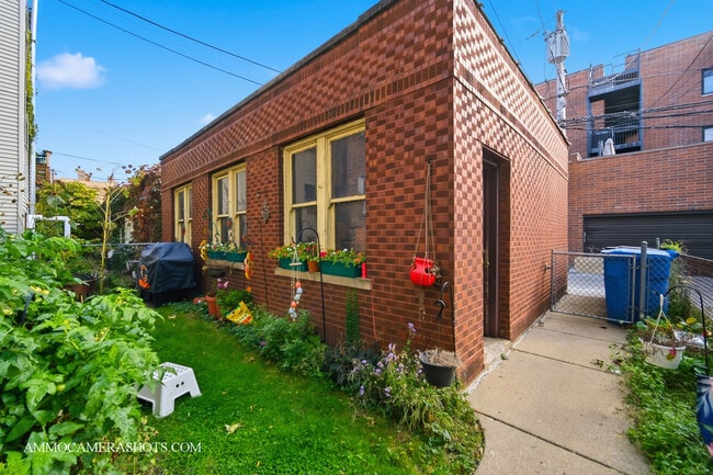 Building Photo - 2045 W Farragut Ave