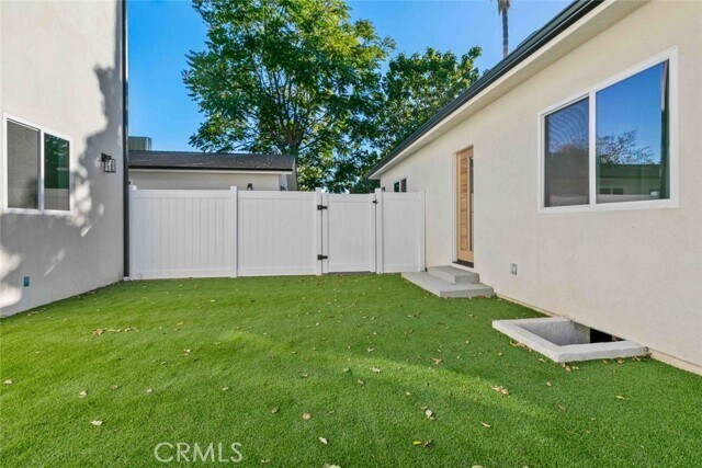 Building Photo - 6842 Cedros Ave