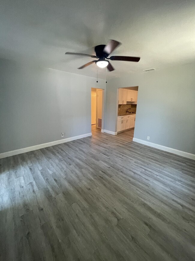 Building Photo - 2050 W 40th St