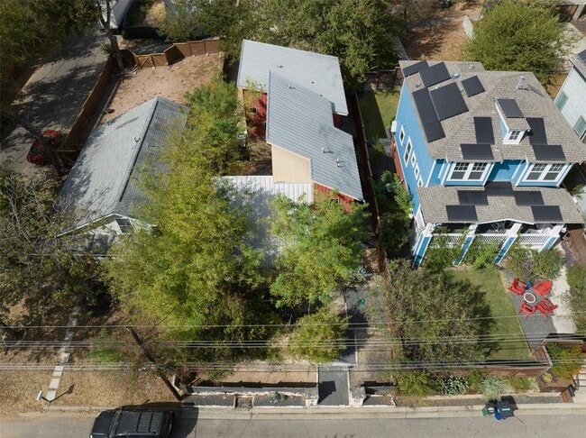 Building Photo - 2302 E 9th St