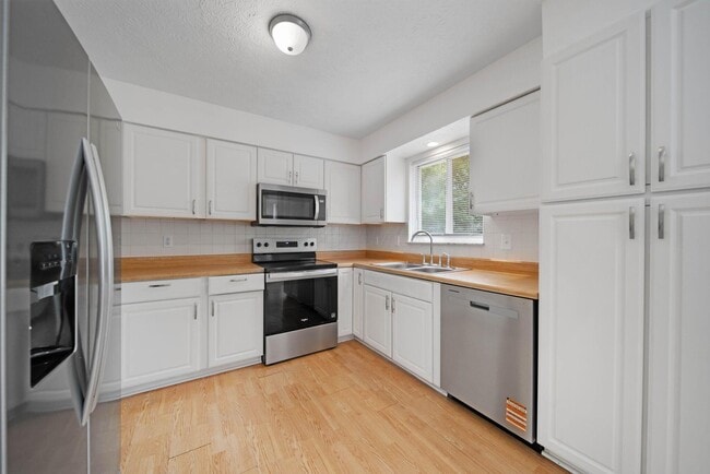 Building Photo - 921 Beechwood Rd