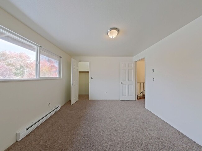 Building Photo - 2 Bedroom Apartment~ Near 9th Street ~ Sma...