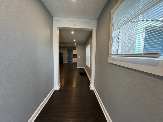 Building Photo - Fountain Square 3 Bed 1.5 Bath