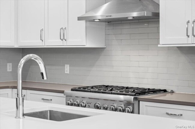 Building Photo - 422 E Boston Post Rd