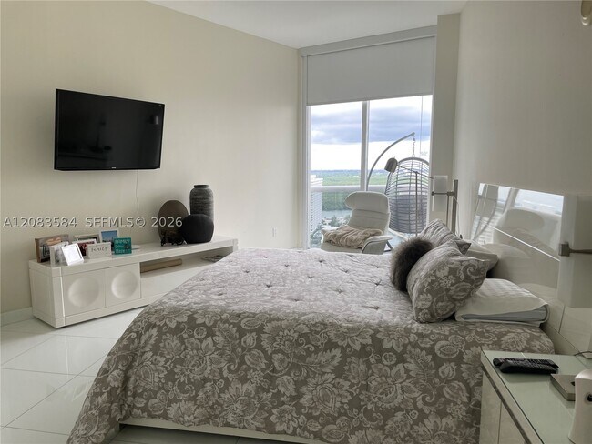 Building Photo - 15811 Collins Ave