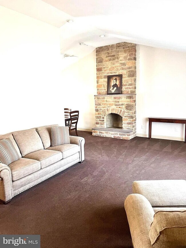 Building Photo - 754 Mechanic St