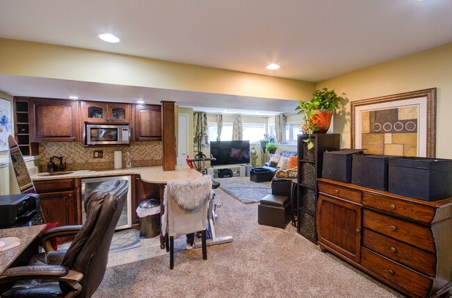 Building Photo - 501 Lincoln Ave