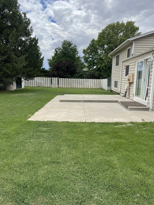 Building Photo - 488 Anjou Dr