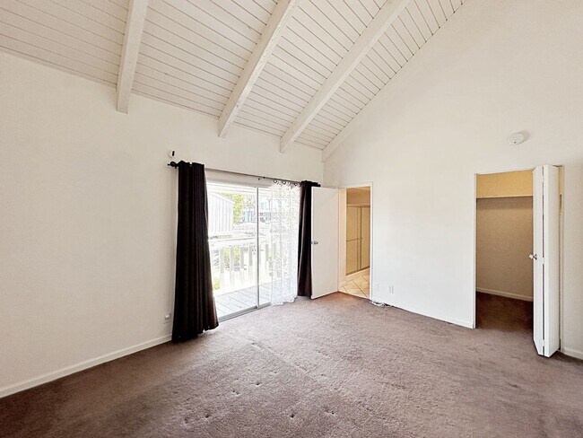 Building Photo - 3 BEDROOM 2.5 BATH TOWNHOME