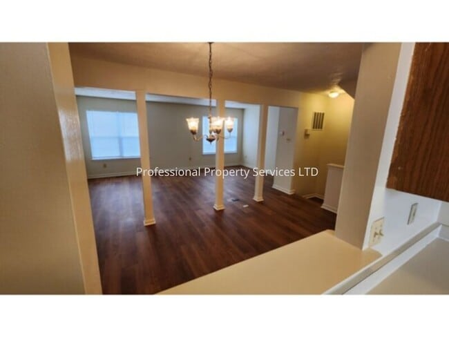 Building Photo - Beautiful 3 Level Garage Townhome Convenient Location!