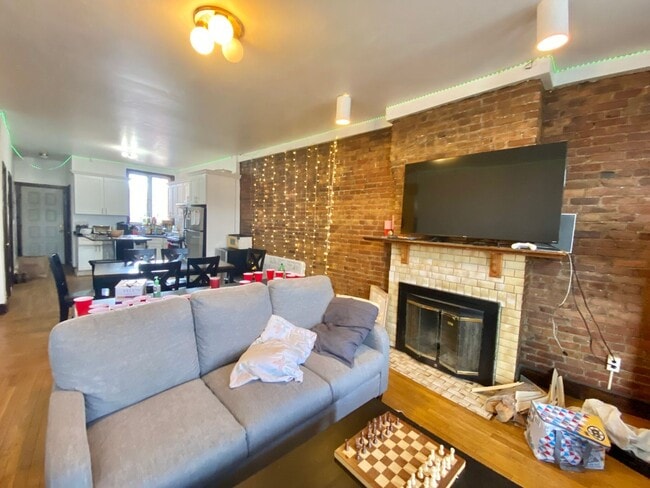 Building Photo - Awesome value four bedroom in Brookline